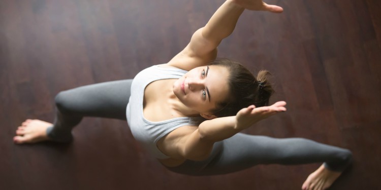 10 movimientos que harán de tu rutina de yoga más divertida