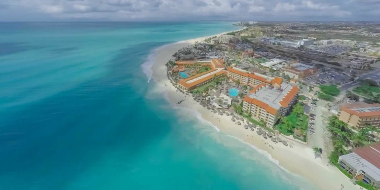 En Aruba los padres descansan y los niños aprenden