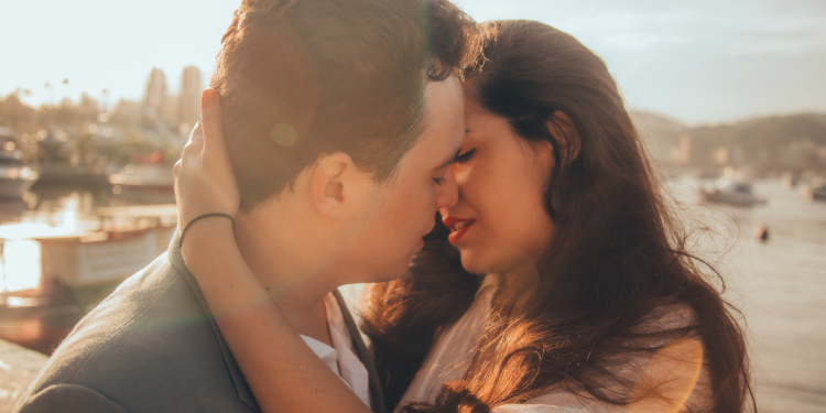 10 tipos de besos que puedes darle a tu pareja