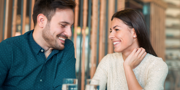 ¿Cómo darte cuenta si te está coqueteando o si solo está siendo amable?